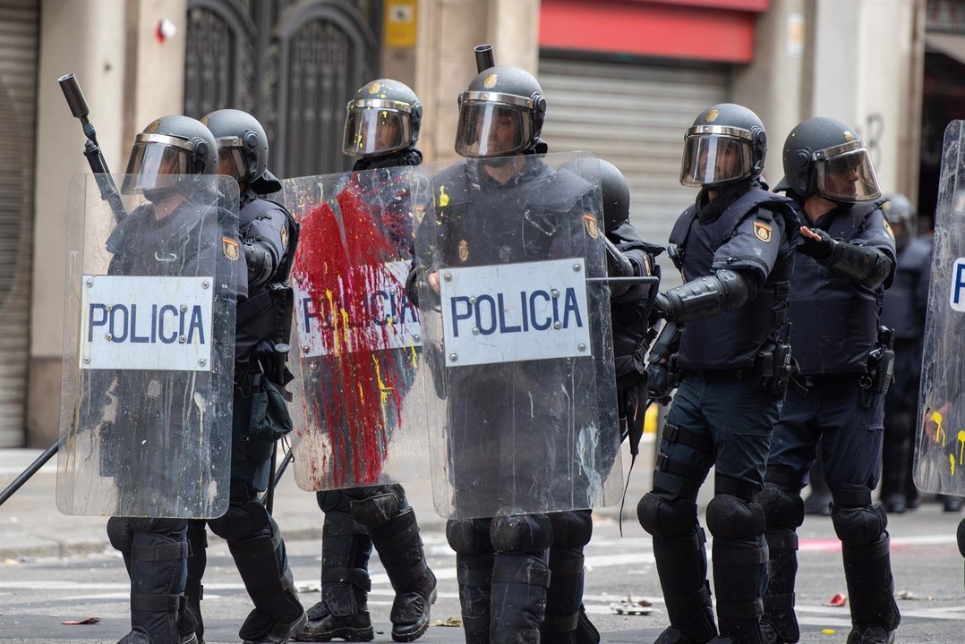 Agentes de la Policía Nacional son alcanzados por balas de pintura durante la manifestación organizada por los sindicatos Intersindical-CSC e IAC en Barcelona durante la huelga general en Catalunya en reacción a las penas por el 1-O, en Barcelona (Cataluñ