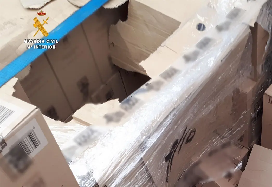 Cajas del interior del remolque en las que se ocultaron los tres detenidos