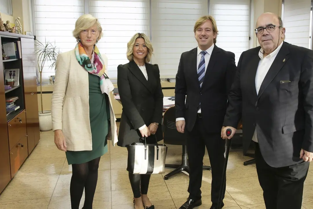 La consejera de Educaci&oacute;n, Formaci&oacute;n Profesional y Turismo, Marina Lomb&oacute;, recibe al alcalde Reoc&iacute;n, Pablo Diestro