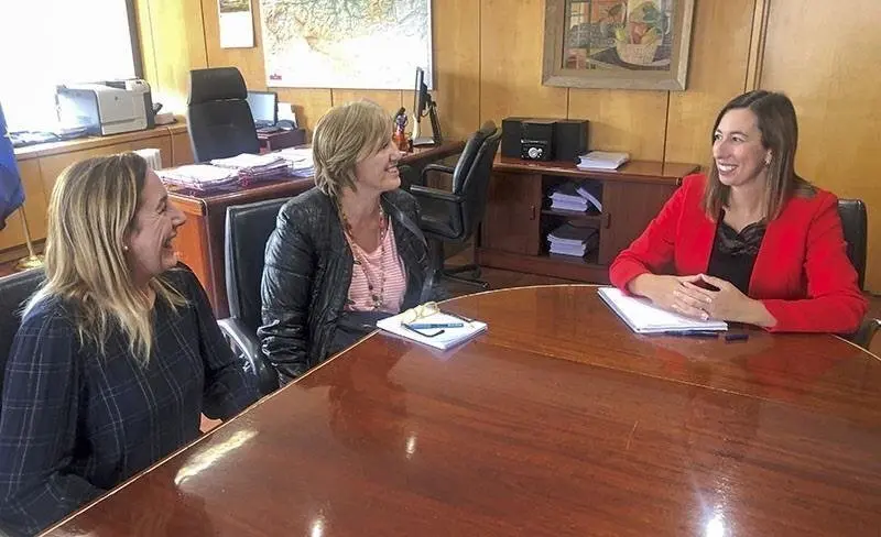 La consejera de Econom&iacute;a y Hacienda, Mar&iacute;a S&aacute;nchez, se ha reunido con Isabel Rodr&iacute;guez y Marta Trujillano, secretaria general y miembro de la ejecutiva del sindicato T&Uacute;