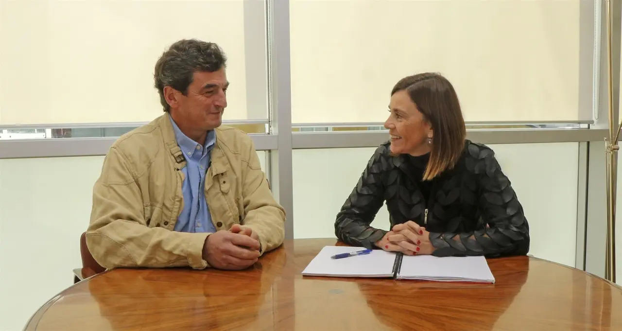 Alcalde de Pesaguero con consejera de Presidencia