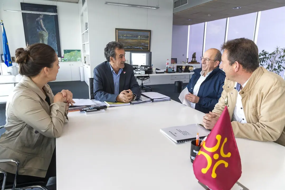El consejero de Industria, Innovaci&oacute;n, Transporte y Comercio, Francisco Mart&iacute;n, recibe al alcalde de San Vicente de la Barquera, Dionisio Luguera