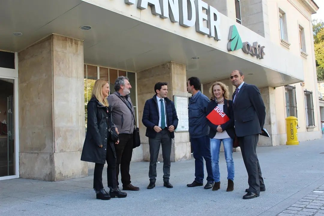 El candidato del PSOE, Pedro Casares, con miembros del comit&eacute; de Renfe y Feve