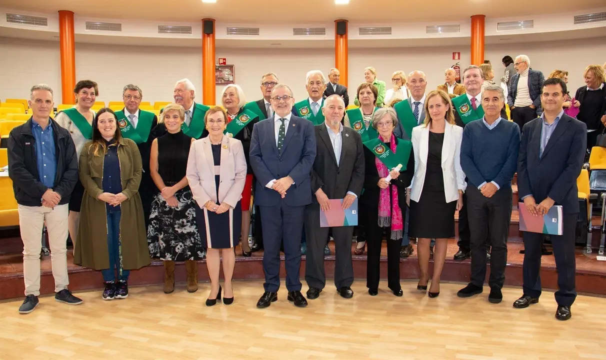 Grupo de los graduados acompa&ntilde;ados por distintas autoridades