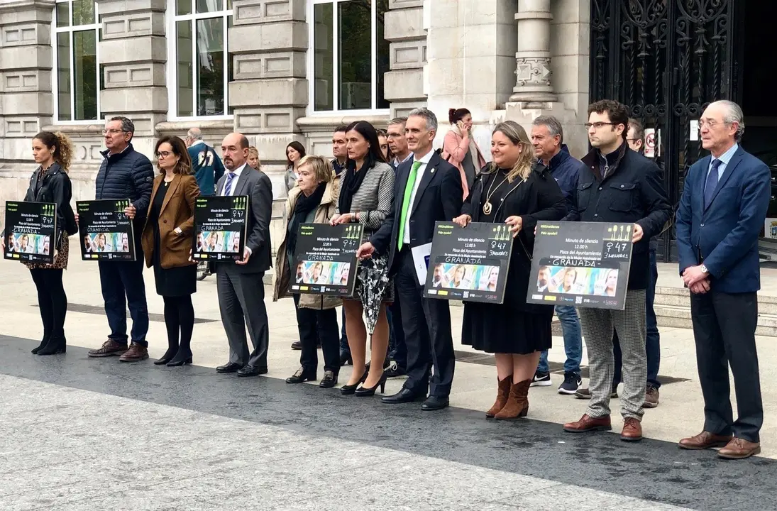 Minuto de silencio en la Plaza del Ayuntamiento por la mujer asesinada en Granada