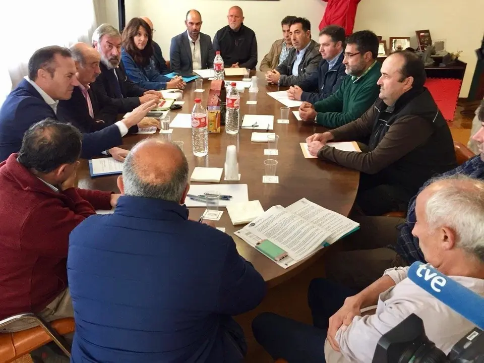 Maz&oacute;n se re&uacute;ne con organizaciones agrarias y de pesca