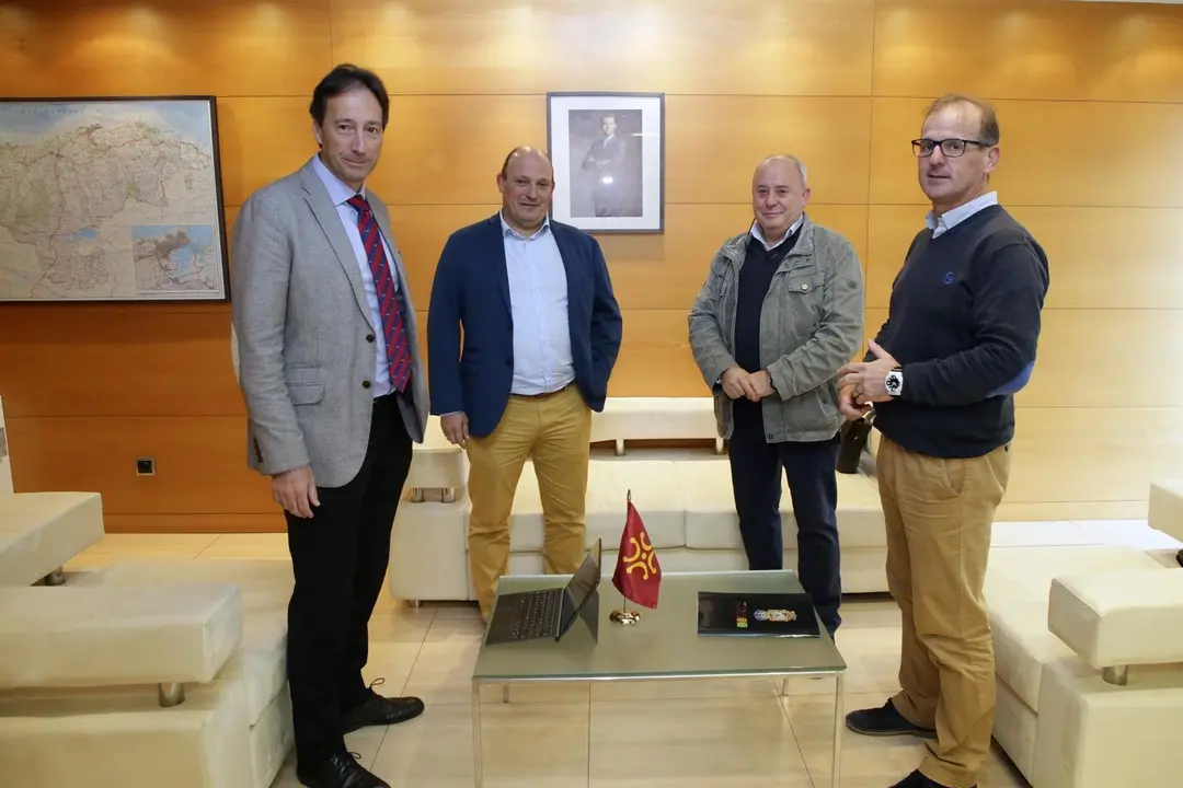 El consejero de Obras P&uacute;blicas, Ordenaci&oacute;n del Territorio y Urbanismo, Jos&eacute; Luis Gochicoa, con el alcalde de Santillana del Mar, &Aacute;ngel Rodr&iacute;guez, entre otros