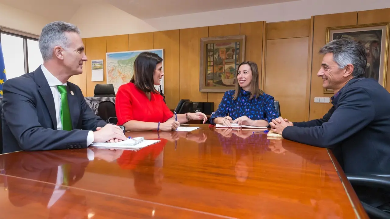 Reuni&oacute;n de la alcaldesa de Santander, Gema Igual, y la consejera de Econom&iacute;a y Hacienda, Mar&iacute;a S&aacute;nchez, en la Consejer&iacute;a