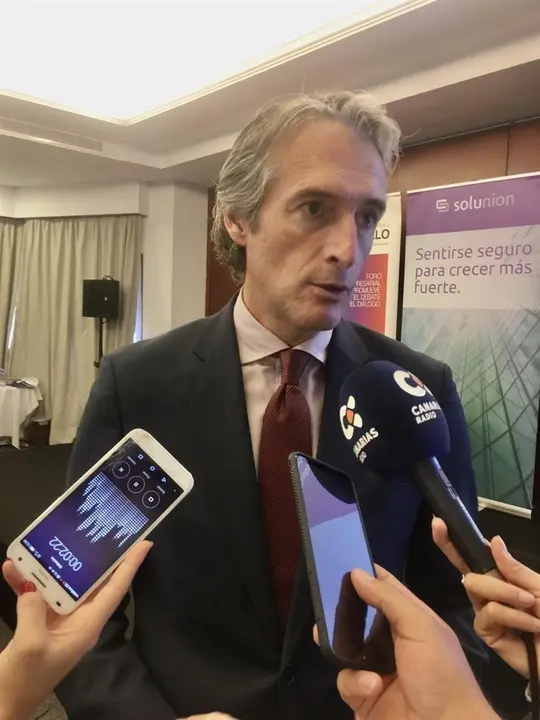 De la Serna pide contundencia contra Torra