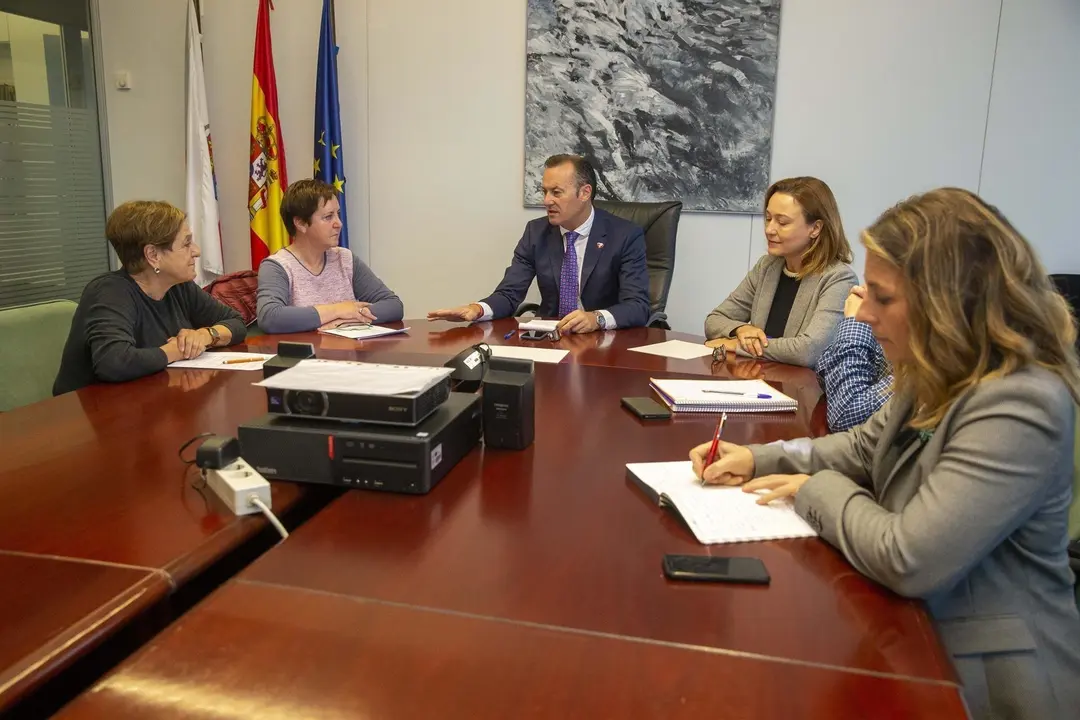 El consejero de Desarrollo Rural, Ganader&iacute;a, Pesca, Alimentaci&oacute;n y Medio Ambiente, Guillermo Blanco, con representantes de UGT