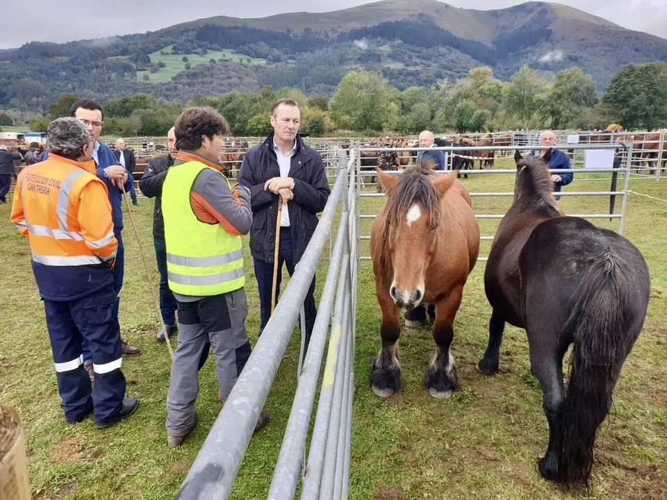 El consejero de Desarrollo Rural en la feria de Cabu&eacute;rniga