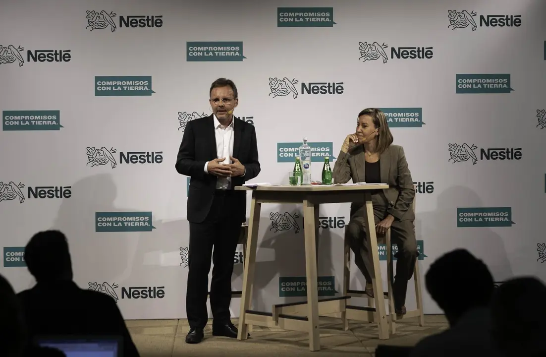 El director general de Nestl&eacute; Espa&ntilde;a, Jacques Reber, y la directora de Comunicaci&oacute;n, Neus Mart&iacute;nez, presentan los Compromisos Globales de Nestl&eacute; con la Tierra, en rueda de prensa en Madrid el 22 de octubre de 2019