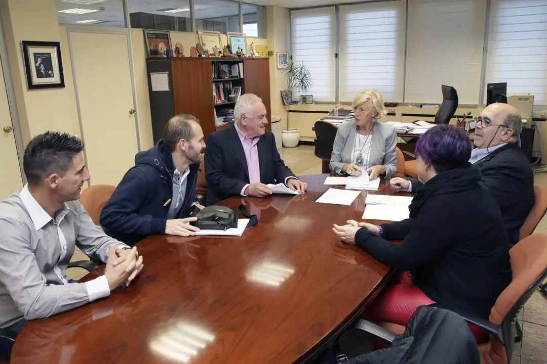 La consejera de Educaci&oacute;n, Formaci&oacute;n Profesional y Turismo, Marina Lomb&oacute;, se re&uacute;ne con el alcalde de Voto, Jos&eacute; Luis Trueba