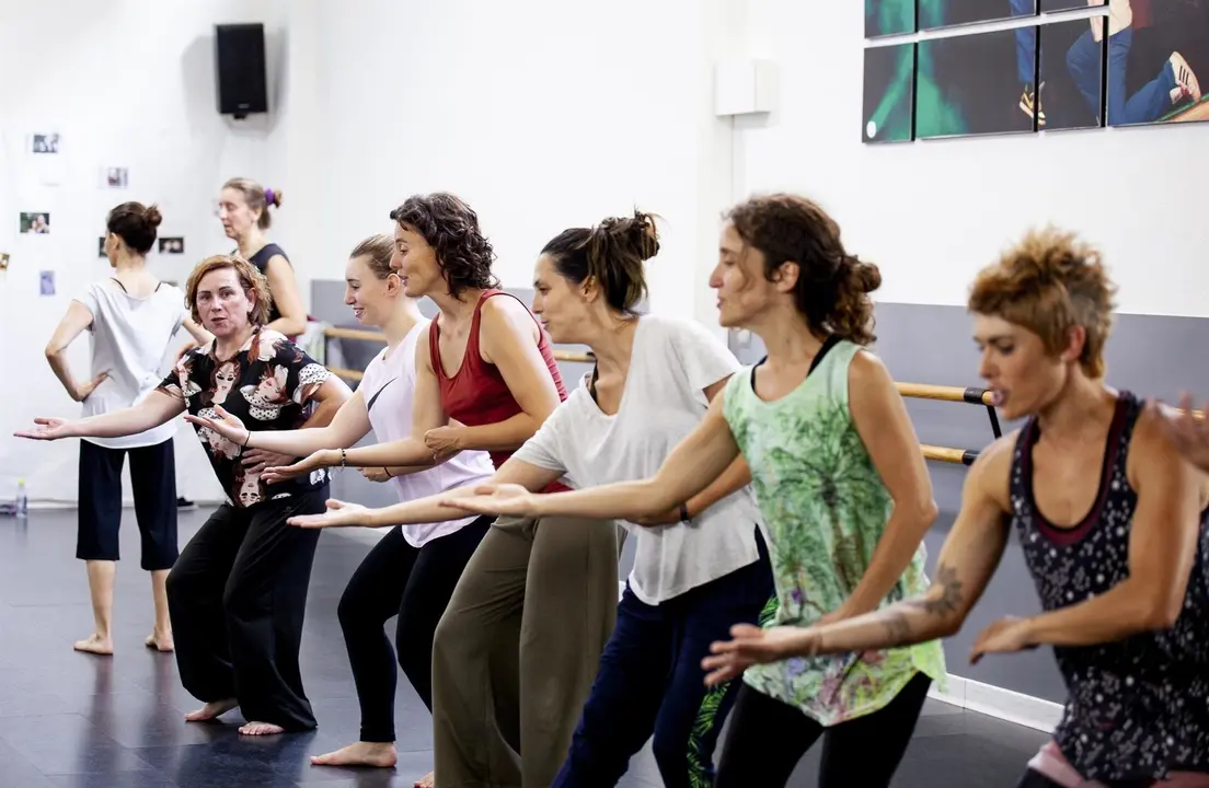 'Allende, El Origen'. Obra De Danza Contempor&aacute;nea Sobre La Maternidad En El Que Han Participado 20 Mujeres No Profesionales