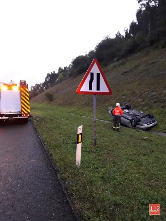 Veh&iacute;culo volcado en Ambrosero (B&aacute;rcena de Cicero)