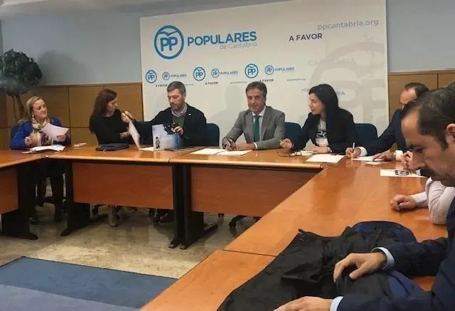 Reuni&oacute;n de la portavoz de Interior del PP en el Congreso, &Aacute;na V&aacute;zquez; de los candidatos del PP de Cantabria al Congreso y Senado, Diego Movell&aacute;n y Javier Puente, respectivamente, y otros miembros del partido con representantes de sindicatos de Polic&iacute;a