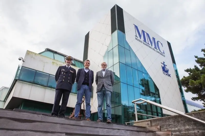 El vicepresidente del Gobierno de Cantabria y consejero de Universidades, Igualdad, Cultura y Deporte, Pablo Zuloaga, con el comandante naval de Santander, Carlos Bonaplata, y el director del Museo Mar&iacute;timo del Cant&aacute;brico, Gerardo Garc&iacute;a-Castrillo Ries