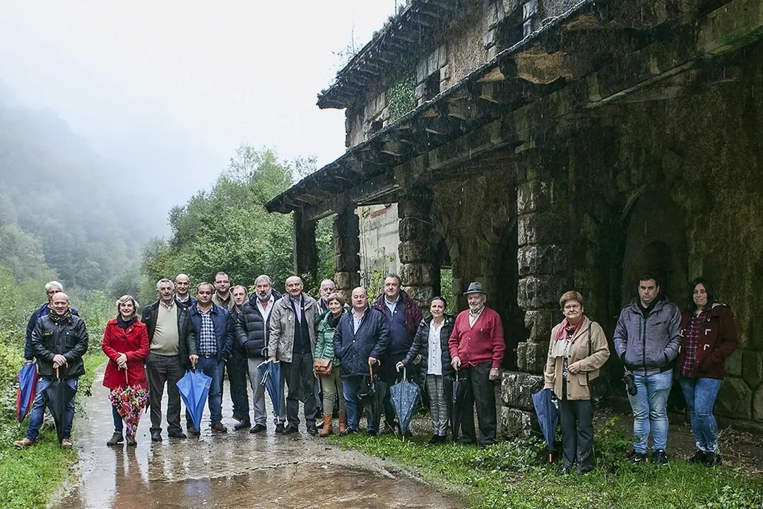 Los candidatos del PRC al Congreso y al Senado, Jos&eacute; Mar&iacute;a Maz&oacute;n y Fernando Fern&aacute;ndez, con cargos regionalistas en la estaci&oacute;n de Yera en el T&uacute;nel de la Enga&ntilde;a