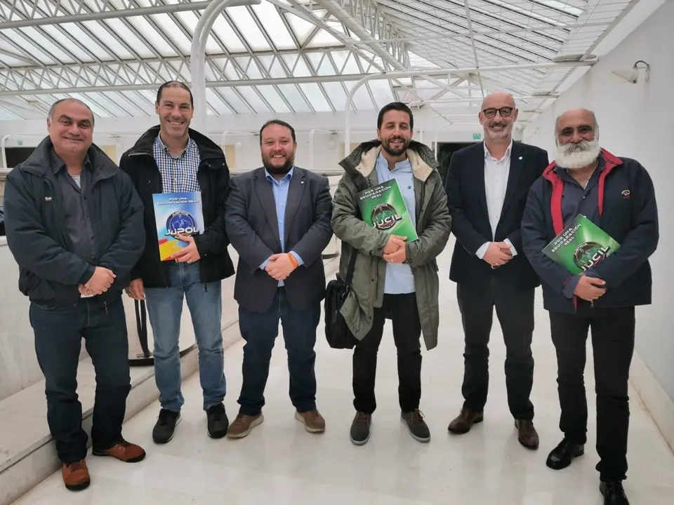 El candidato de Cs Cantabria al Congreso, Rub&eacute;n G&oacute;mez, y el portavoz parlamentario, F&eacute;lix &Aacute;lvarez, con miembros de los sindicatos JUSAPOL, JUCIL y JUPOL
