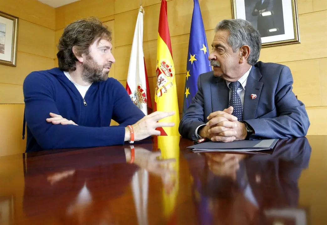 Daniel S&aacute;nchez Ar&eacute;valo se re&uacute;ne con Miguel &Aacute;ngel Revilla coincidiendo con la presentaci&oacute;n de su pel&iacute;cula 'Diecisiete' en la Filmoteca