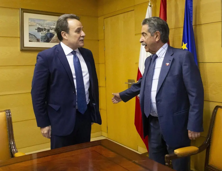 El presidente de Cantabria, Miguel &Aacute;ngel Revilla, con el embajador de Cuba en Espa&ntilde;a, Gustavo Mach&iacute;n