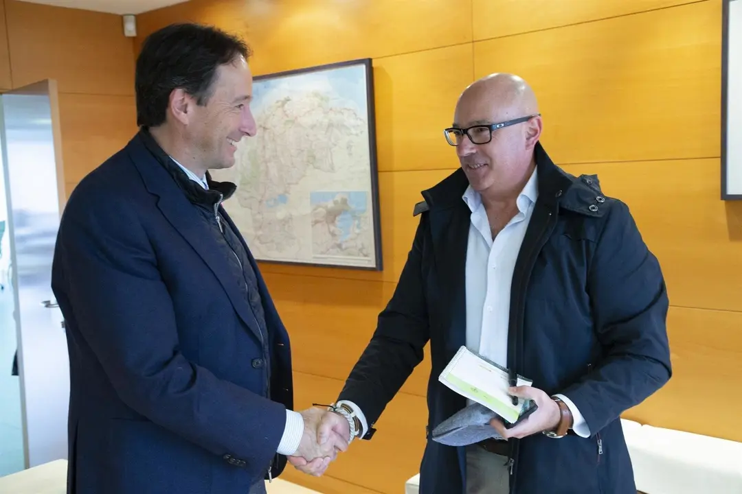 El consejero de Obras P&uacute;blicas, Ordenaci&oacute;n del Territorio y Urbanismo, Jos&eacute; Luis Gochicoa, y el alcalde de Pe&ntilde;arrubia, Secundino Caso