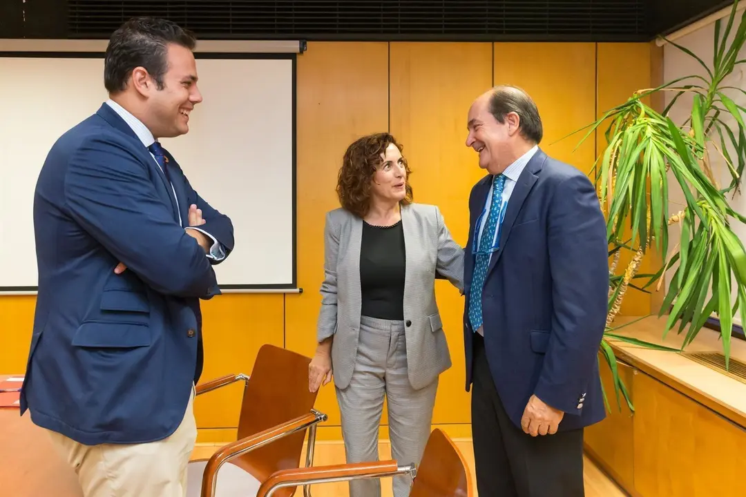 La consejera de Empleo con el presidente de la C&aacute;mara de Comercio