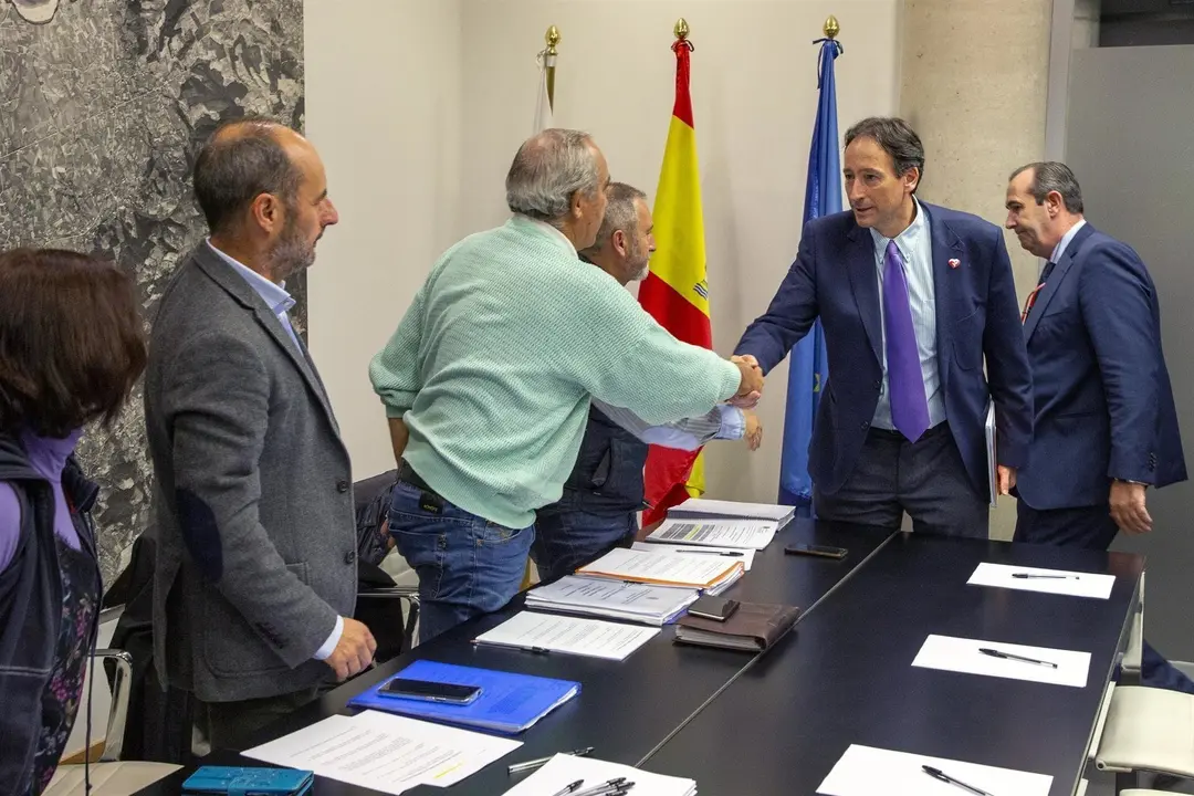 El consejero de Obras P&uacute;blicas, Ordenaci&oacute;n del Territorio y Urbanismo, Jos&eacute; Luis Gochicoa, se re&uacute;ne con representantes de la Asociaci&oacute;n de Maltratados por la Administraci&oacute;n (AMA)