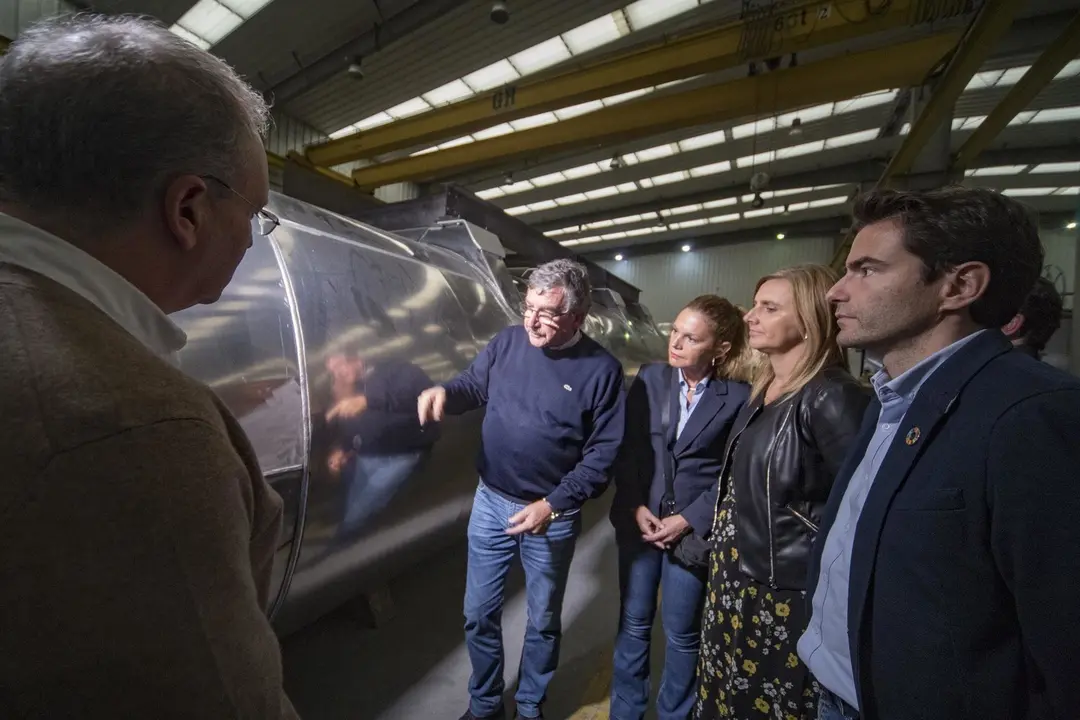 Visita del candidato del PSOE al Congreso, Pedro Casares, a Cisternas Cobo