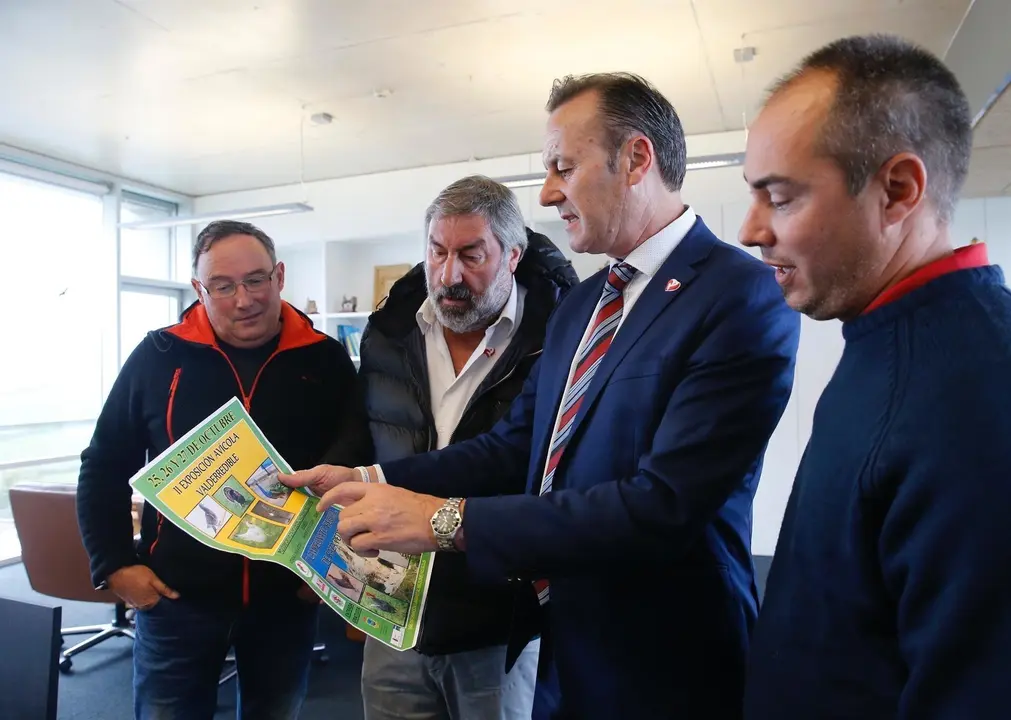 El consejero de Desarrollo Rural, Guillermo Blanco, y el alcalde de Valderredible, Fernando Fern&aacute;ndez, anuncian el concurso