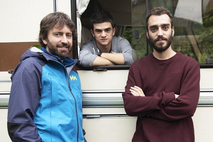    Diecisiete es el título de la nueva película de Daniel Sánchez Arévalo que se estrenará en Netflix en 2019. El director y guionista de AzulOscuroCasiNegro, Primos, Gordos y La Gran Familia Española rueda en Cantabria el que será su quinto largometraje 