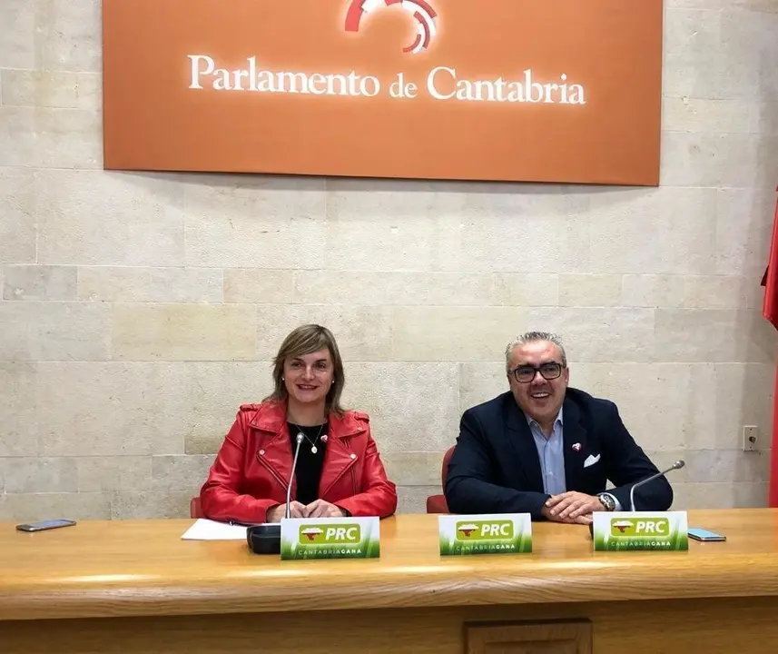 La diputada del PRC en el Parlamento de Cantabria, Ana Obreg&oacute;n, y el portavoz del grupo regionalista en la C&aacute;mara, Pedro Hernando