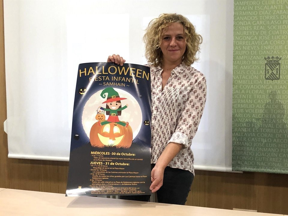 La concejala de Festejos, Patricia Portilla, presentando la fiesta de Halloween