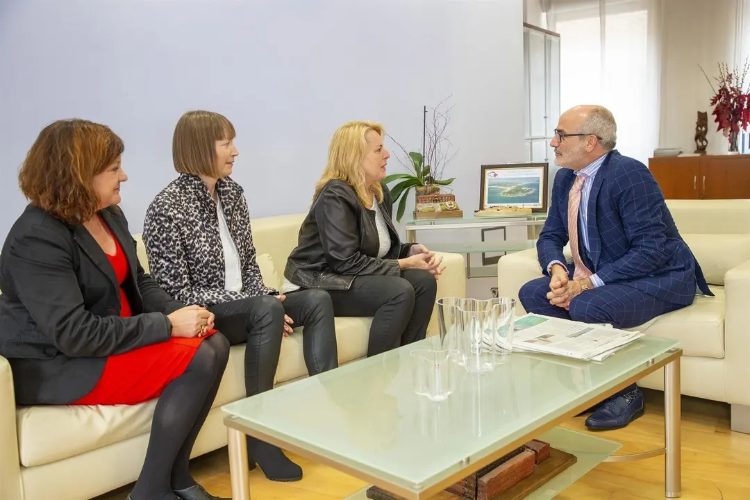 Reuni&oacute;n entre el consejero de Sanidad, Miguel Rodr&iacute;guez, y la alcaldesa de Entrambasaguas, Mar&iacute;a Jes&uacute;s Susinos
