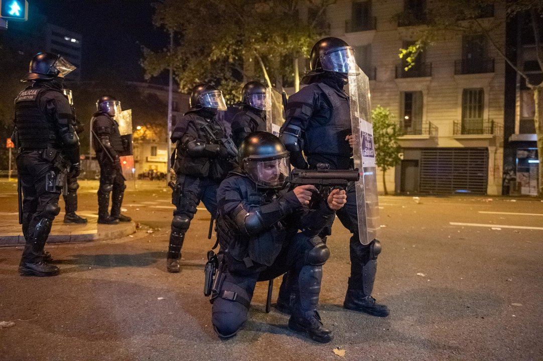 Mossos d´ Esquadra con pistolas de pelotas de goma durante la sexta jornada de protestas en Barcelona contra la sentencia del Supremo por el 'procés', en Barcelona a 19 de octubre de 2019.