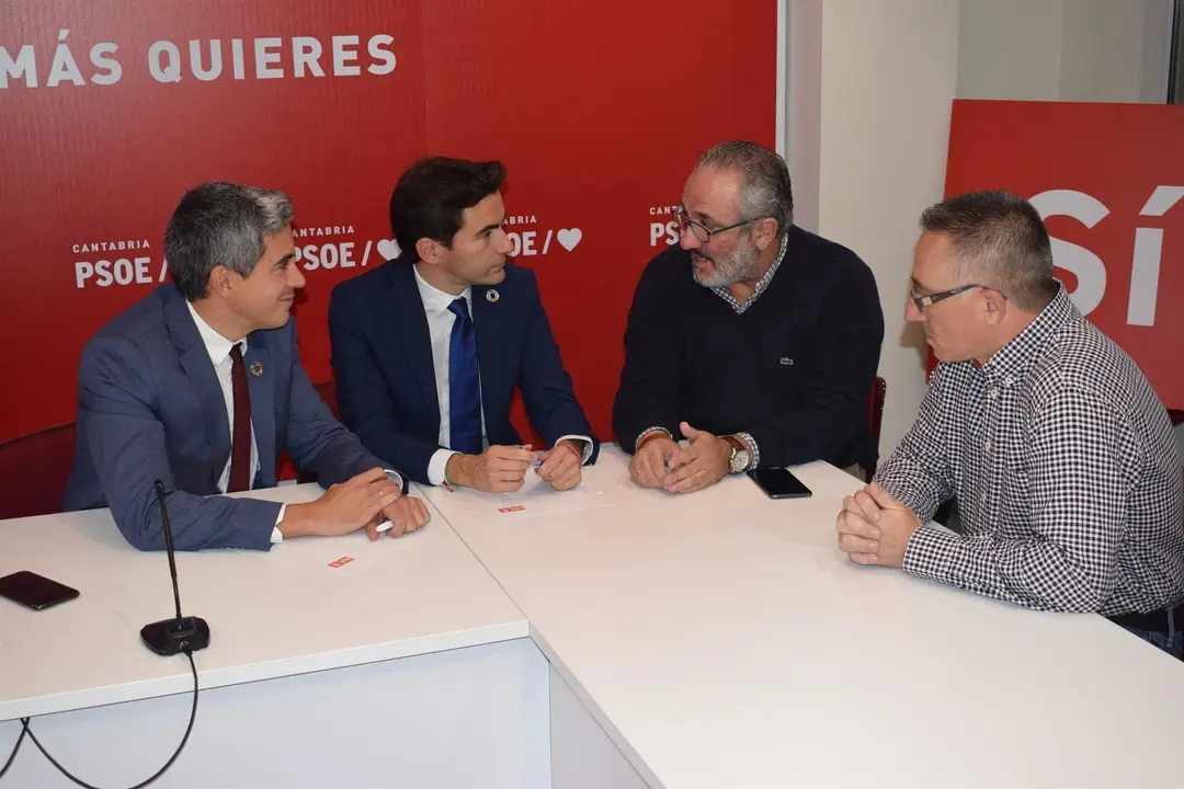 El secretario general del PSOE de Cantabria, Pablo Zuloaga, y el candidato al Congreso, Pedro Casares, se re&uacute;nen con Uni&oacute;nGC