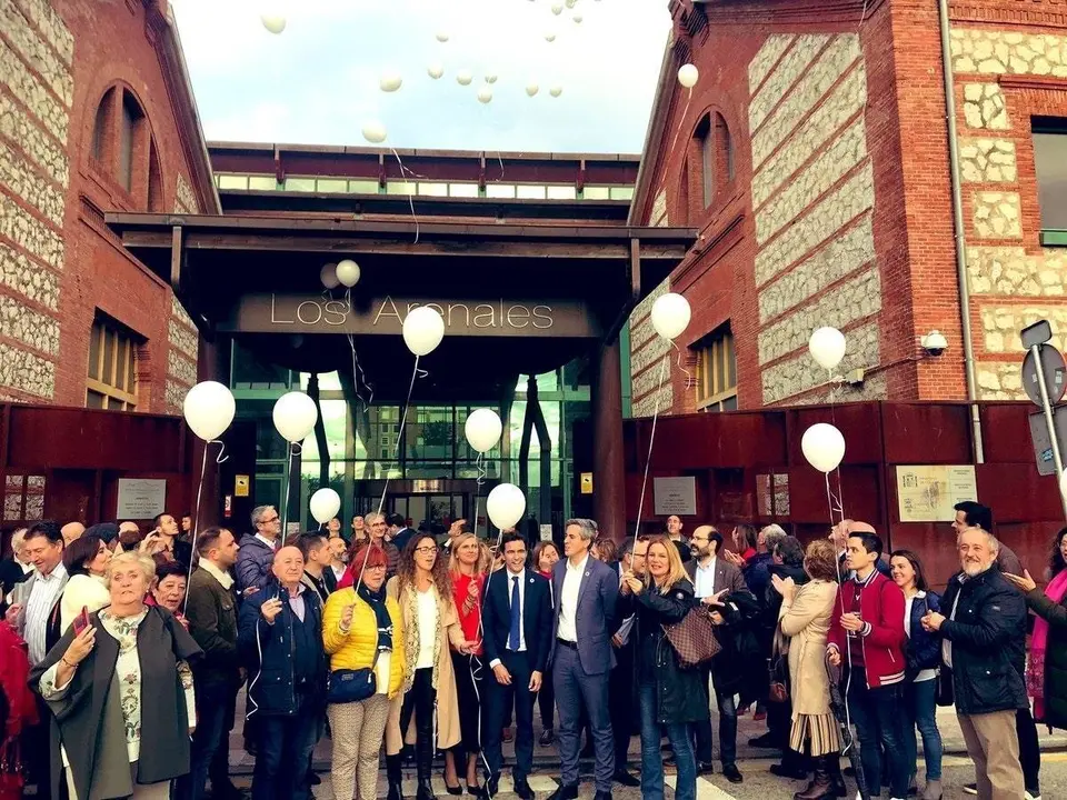 Socialistas c&aacute;ntabros sueltan 44 globos blancos con motivo de la exhumaci&oacute;n de Franco del Valle de los Ca&iacute;dos