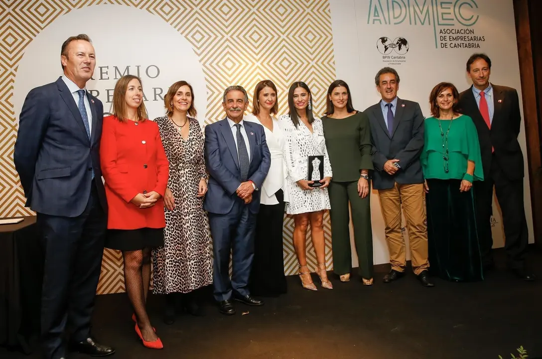 Entrega premio a Odette &Aacute;lvarez