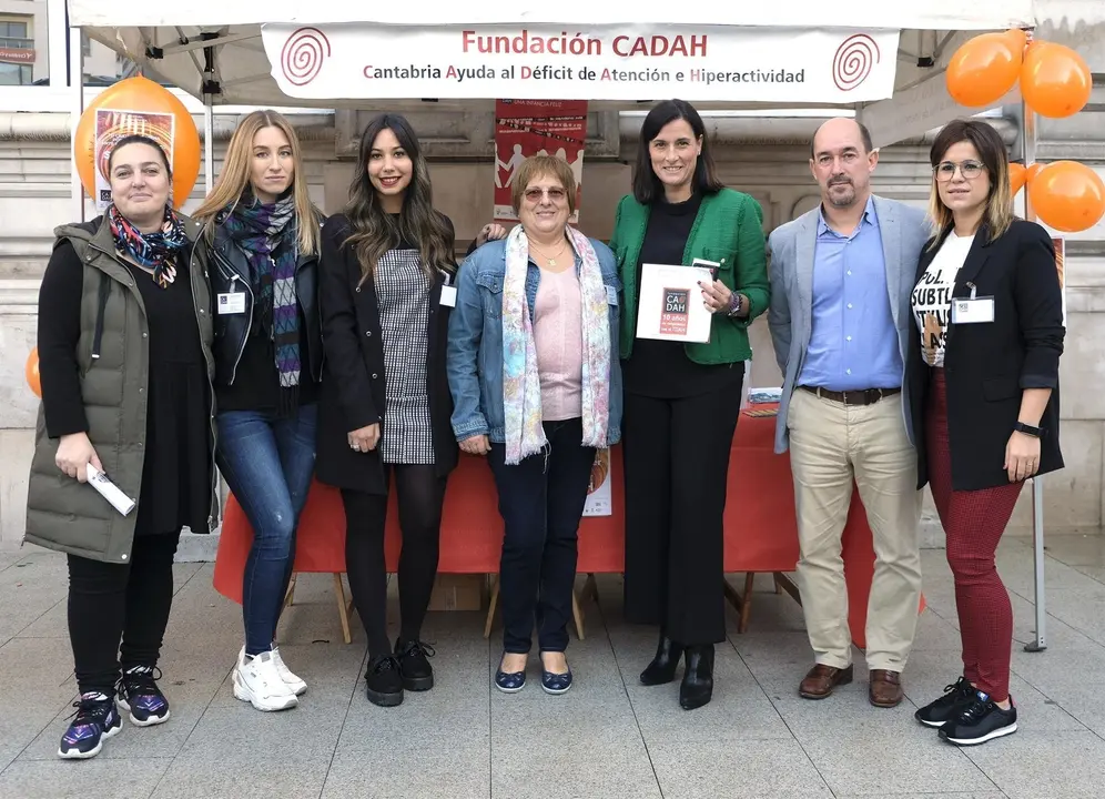 La alcaldesa de Santander, Gema Igual, ha acompa&ntilde;ado a los representantes de la Fundaci&oacute;n CADAH en la mesa informativa en la plaza del Ayuntamiento