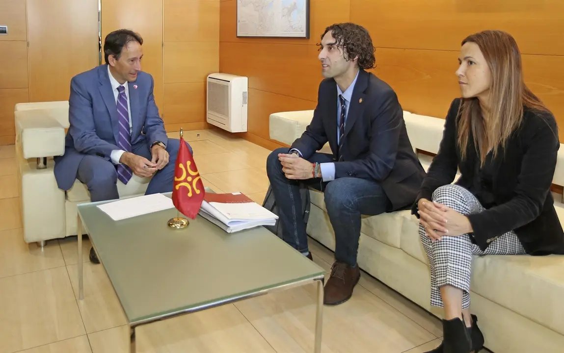 El consejero de Obras P&uacute;blicas, Ordenaci&oacute;n del Territorio y Urbanismo, Jos&eacute; Luis Gochicoa, recibe al alcalde de El Astillero, Javier Fern&aacute;ndez Sober&oacute;n
