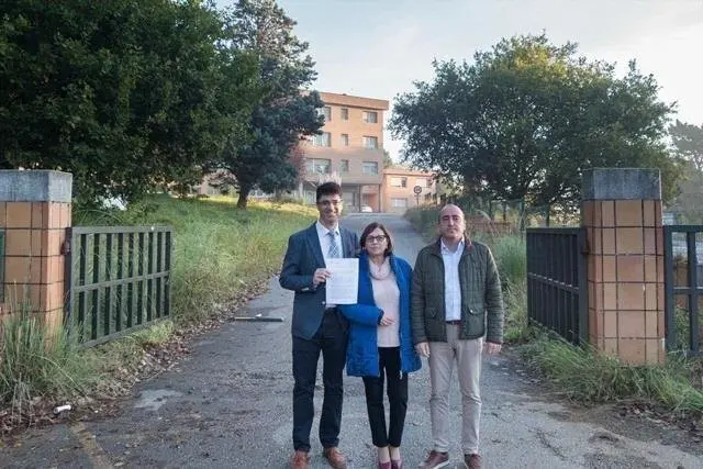 El portavoz de Cs en el Ayuntamiento de Camargo, Jos&eacute; Manuel V&iacute;a, a la entrada de las instalaciones del antiguo psiqui&aacute;trico de Parayas