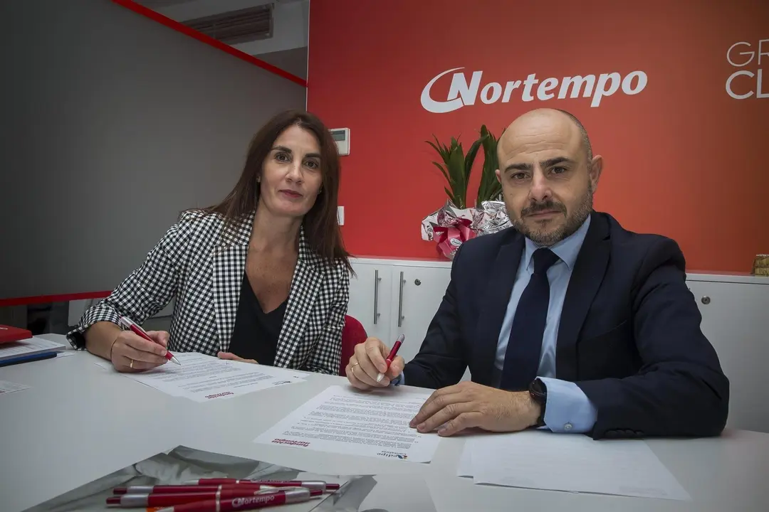Maider Blanco, directora de la Fundaci&oacute;n Nortempo, y &Oacute;scar D&iacute;az, presidente de Aedipe Cantabria, durante la firma del convenio de colaboraci&oacute;n