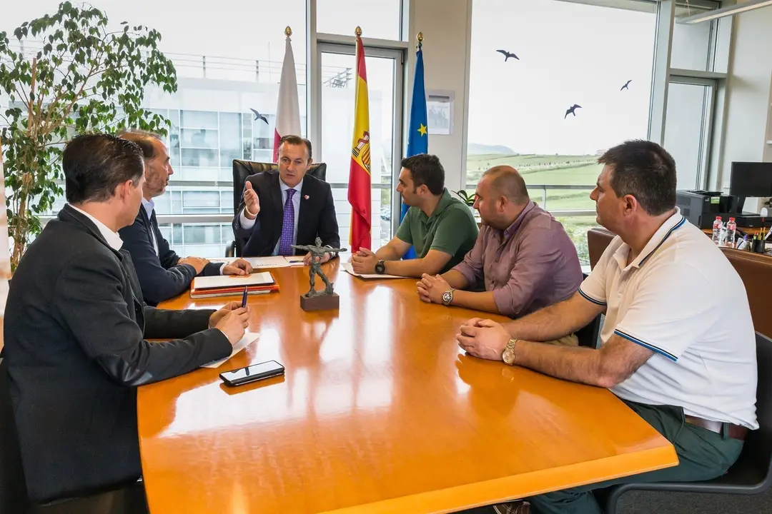El consejero de Desarrollo Rural, Ganader&iacute;a, Pesca, Alimentaci&oacute;n y Medio Ambiente, Guillermo Blanco, se re&uacute;ne con el alcalde de Ribamont&aacute;n al Monte, Joaqu&iacute;n Arco