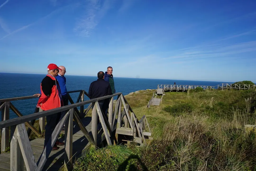 El concejal de Unidas por Santander, Miguel Saro, en la senda costera