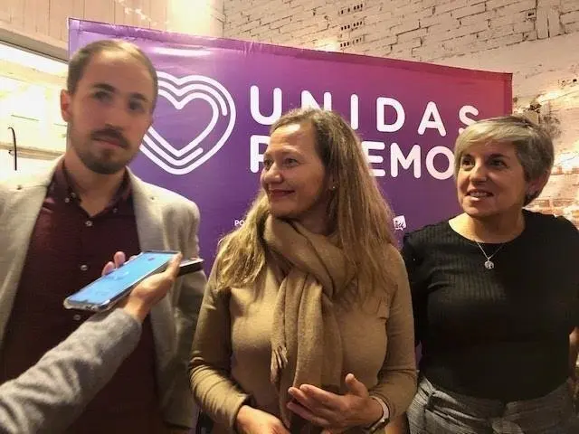 Los candidatos de Unidas Podemos Cantabria al Congreso de los Diputados Luis del Pi&ntilde;al y Leticia Mart&iacute;nez junto a Victoria Rosell, cabeza de lista de la formaci&oacute;n por Las Palmas