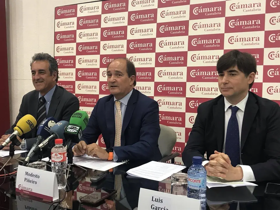 El consejero Francisco Mart&iacute;n, el presidente de la C&aacute;mara, Modesto Pi&ntilde;eiro, y el consejero delegado de Erzia y nuevo presidente del Cl&uacute;ster de la Industria de Defensa, Luis Garc&iacute;a