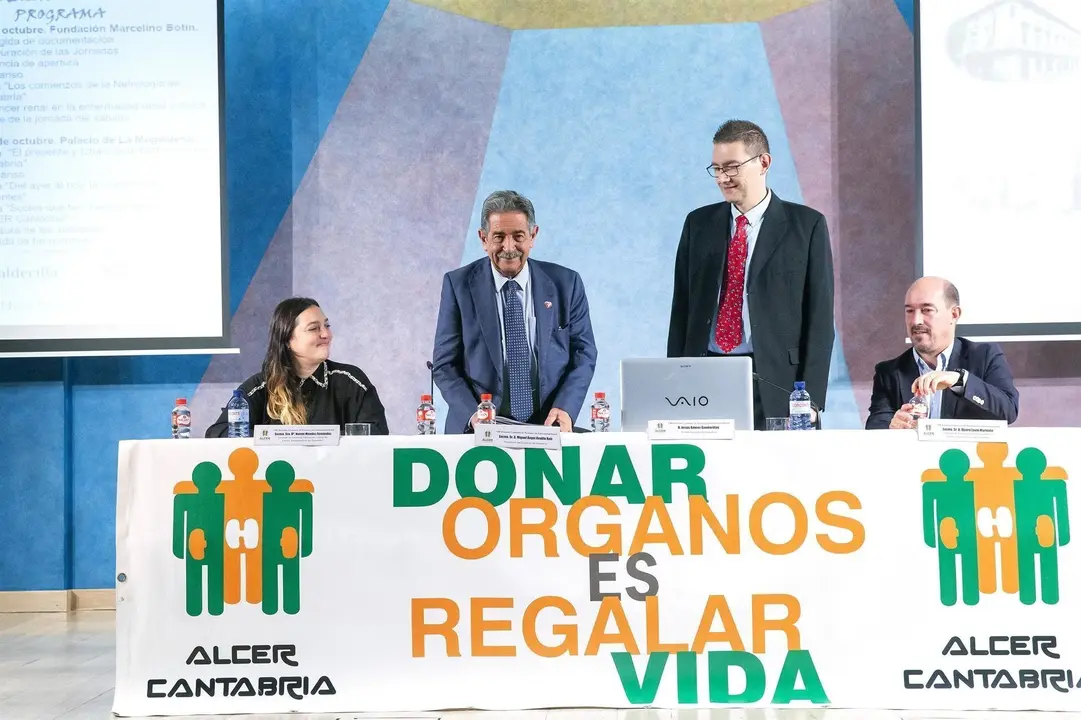 El presidente de Cantabria, Miguel &Aacute;ngel Revilla, en la  la inauguraci&oacute;n de las VIII Jornadas C&aacute;ntabras de Personas con Enfermedad Renal de ALCER