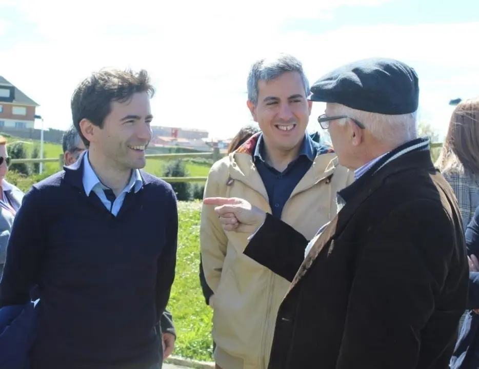 El candidato del PSOE Cantabria al Congreso de los Diputados, Pedro Casares, y el vicepresidente del Gobierno regional y l&iacute;der de los socialistas c&aacute;ntabros, Pablo Zuloaga