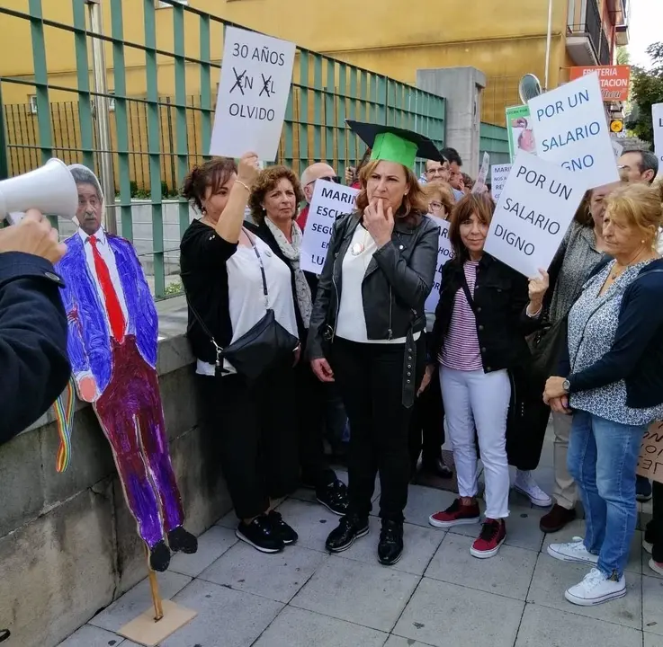 Concentraci&oacute;n de los centros educativos de Cantabria se concentran frente a la sede del Gobierno