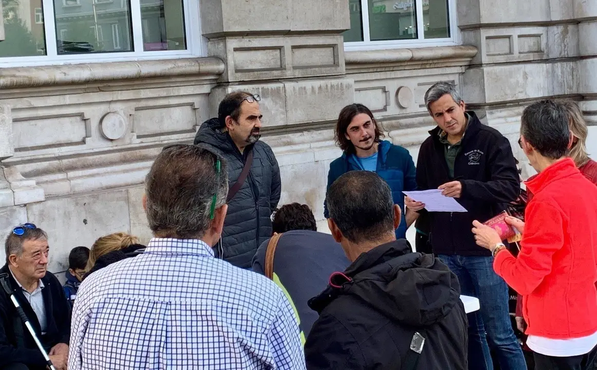 El vicepresidente del Gobeirno de Cantabria, Pablo Zuloaga, con miembros de la asociaci&oacute;n DCERCA